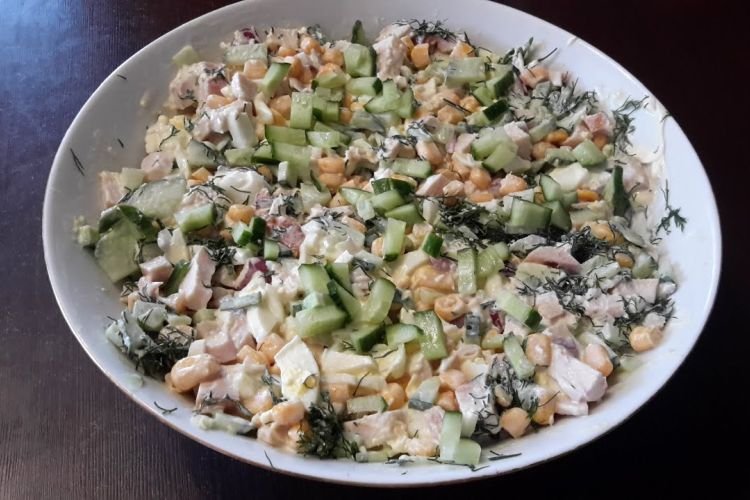 Salat mit geräuchertem Hähnchen, Mais und Gurke
