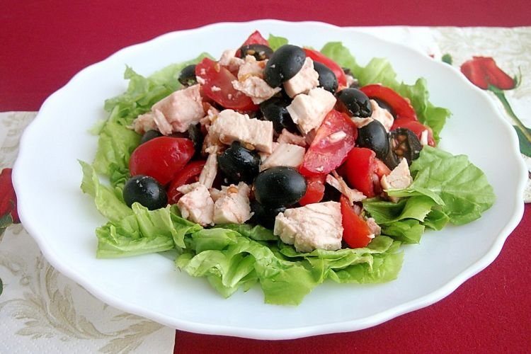 Salat mit geräuchertem Hähnchen, Oliven, Gurken und Tomaten
