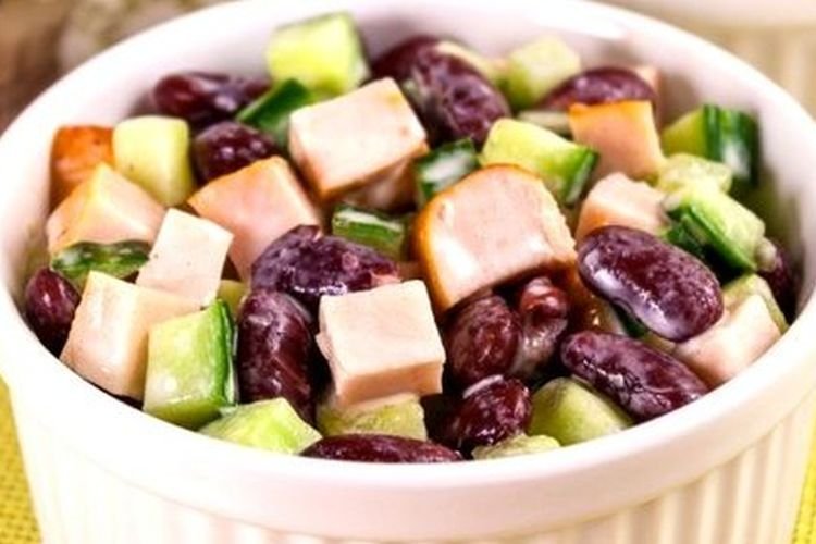 Salat aus roten Bohnen, frischen Gurken und geräuchertem Hähnchen
