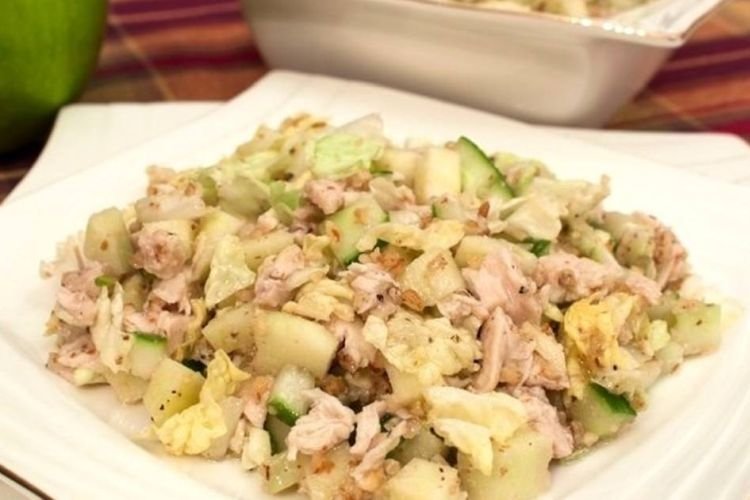 Fleischsalat mit geräuchertem Hähnchen, Birne, Gurken und Walnüssen