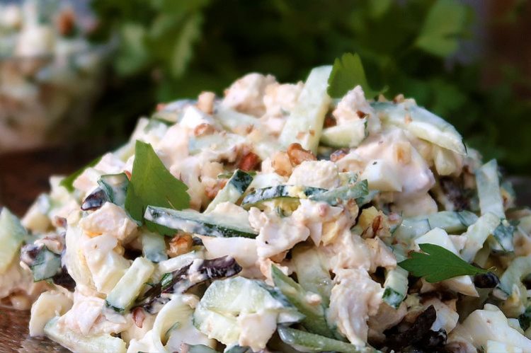 Salat mit Pflaumen, Kartoffeln, geräuchertem Hähnchen und Gurken