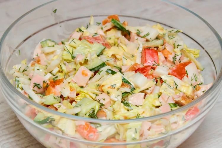 Salat aus Chinakohl, geräuchertem Hähnchen, Gurken und Tomaten