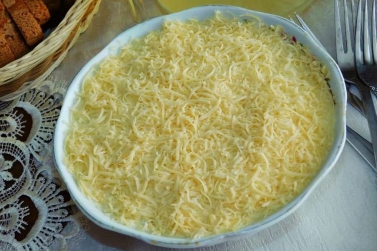 Schichtsalat aus geräuchertem Hähnchen, Gurken, Kartoffeln und Mais