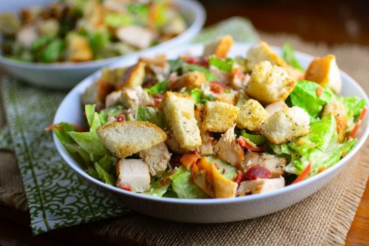 Salat aus geräuchertem Hähnchen, Gurken, Tomaten und Knoblauchcroutons