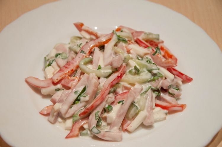 Salat mit Trauben, Paprika, frischen Gurken und geräuchertem Hähnchen