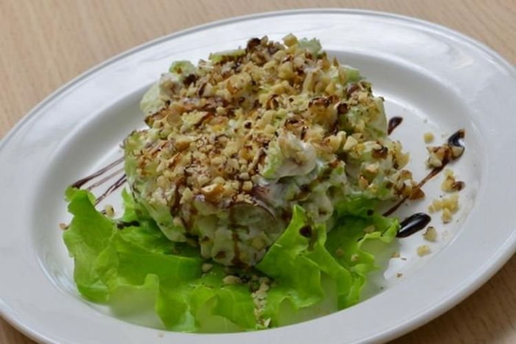 Salat mit geräuchertem Hähnchen, Gurken, Käse und Walnüssen
