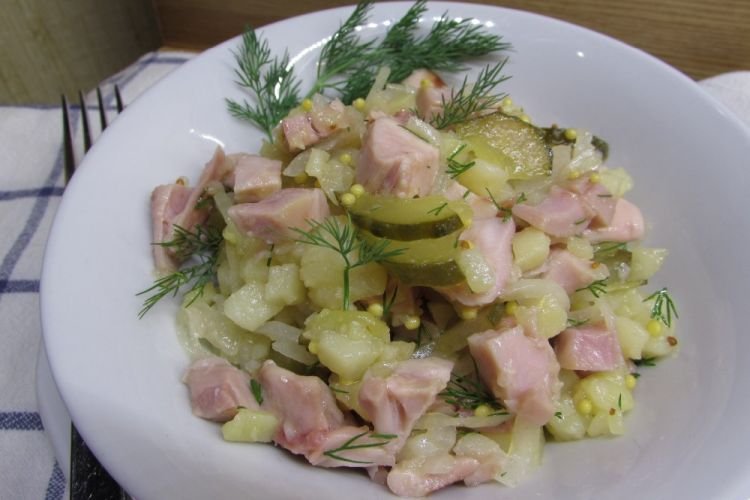 Herzhafter Salat mit Kartoffeln, Gurken und geräuchertem Hähnchen
