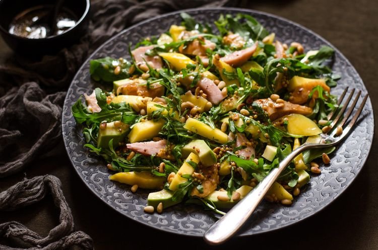 Exotischer Salat mit geräuchertem Hähnchen, Gurke und Avocado