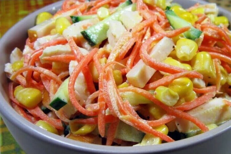 Salat aus koreanischen Karotten, geräuchertem Hähnchen, Gurken und Mais
