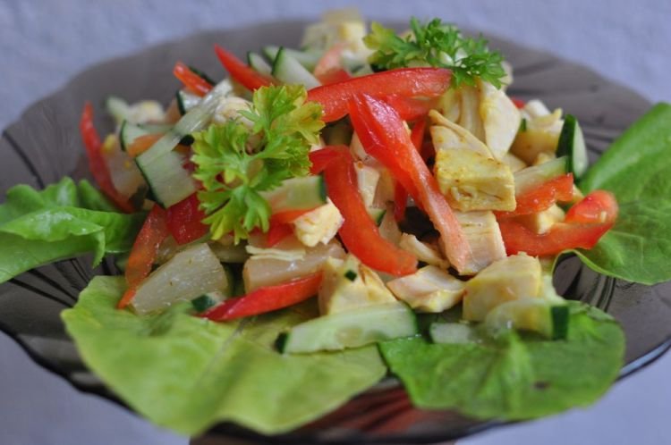 Salat mit geräuchertem Hähnchen, Paprika und frischen Gurken