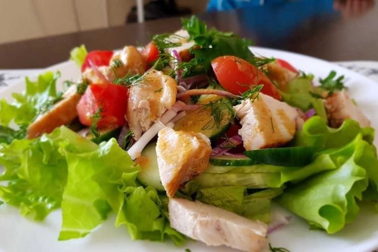 Gemischter Salat mit geräuchertem Hähnchen und Gurken