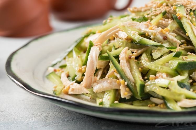 Salat aus geräuchertem Hähnchen, Gurken und Feta