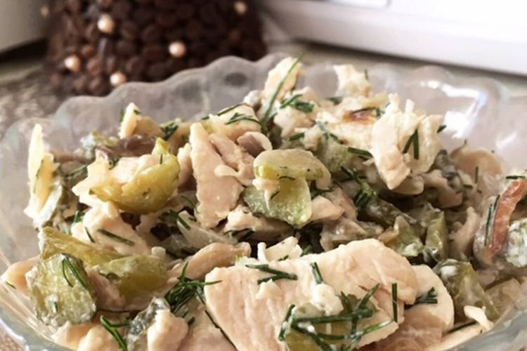 Salat mit marinierten Champignons, geräuchertem Hähnchen und Gurken