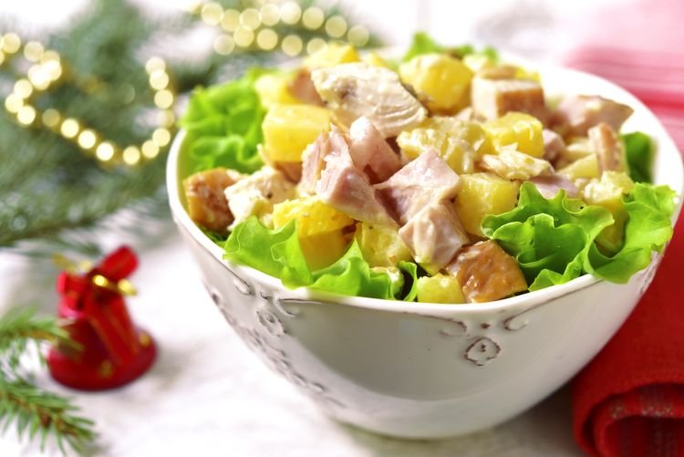 Salat mit Ananas, frischen Gurken und geräuchertem Hähnchen