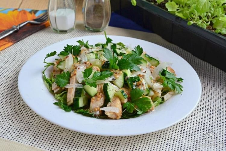 Salat mit geräuchertem Hähnchen, Sellerie, Gurken und Kräutern