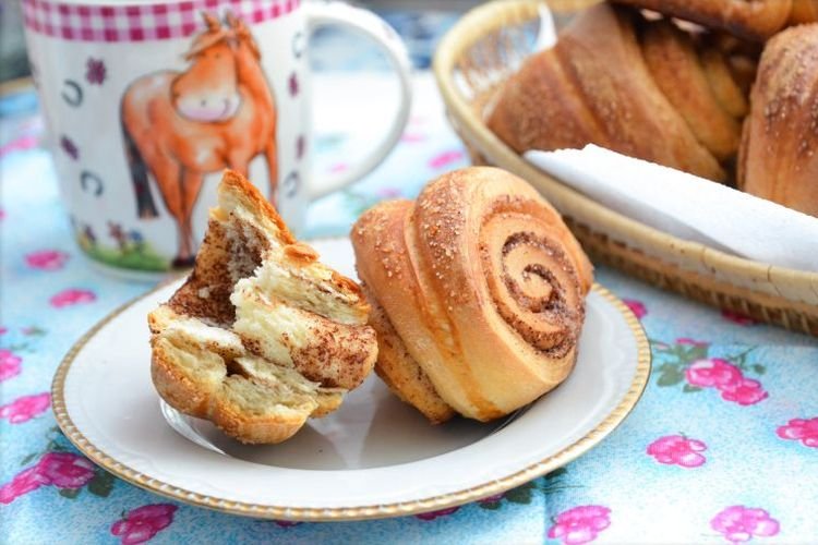Sweet Cinnamon Buns with Mayonnaise