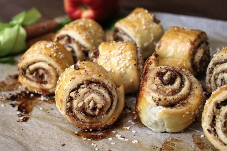 Cinnamon and Nut Buns