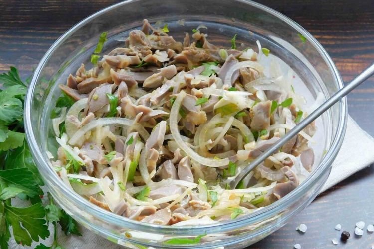 Salat mit Hühnermägen und Zwiebeln