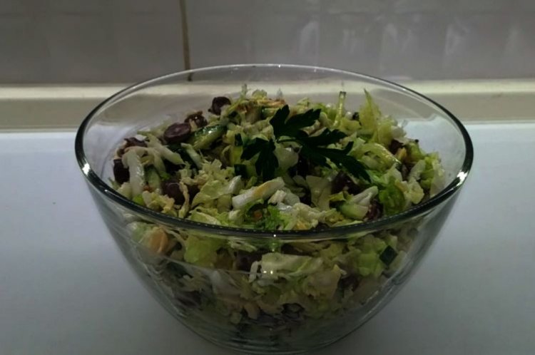 Salat mit Chinakohl, Sellerie und Hühnermägen