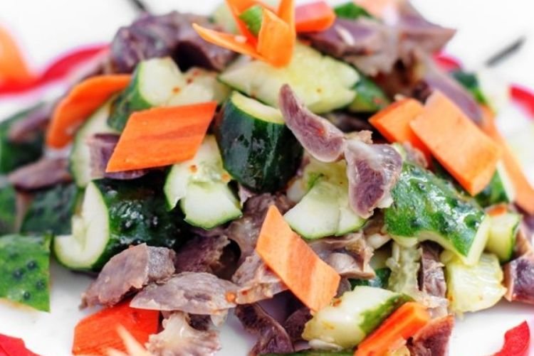 Frischer Salat aus Gemüse, Kräutern und Hühnermägen