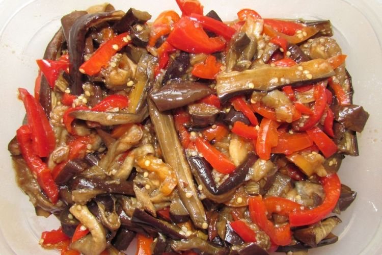 Scharfer Salat aus Hühnermägen, Paprika und gebratenen Auberginen