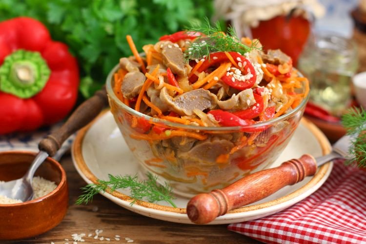 Salat aus marinierten Hühnermägen, scharfer Paprika und Karotten
