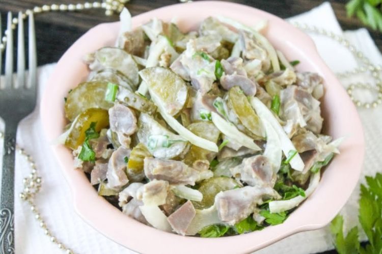 Salat aus Salzgurken und Hühnermägen mit Mayonnaise
