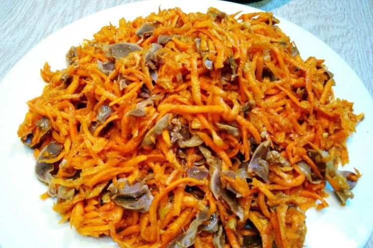 Salat aus Hühnermägen, Herzen und Karotten