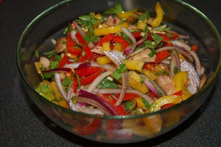 Salat mit Auberginen, Paprika, Zwiebeln und Hühnermägen