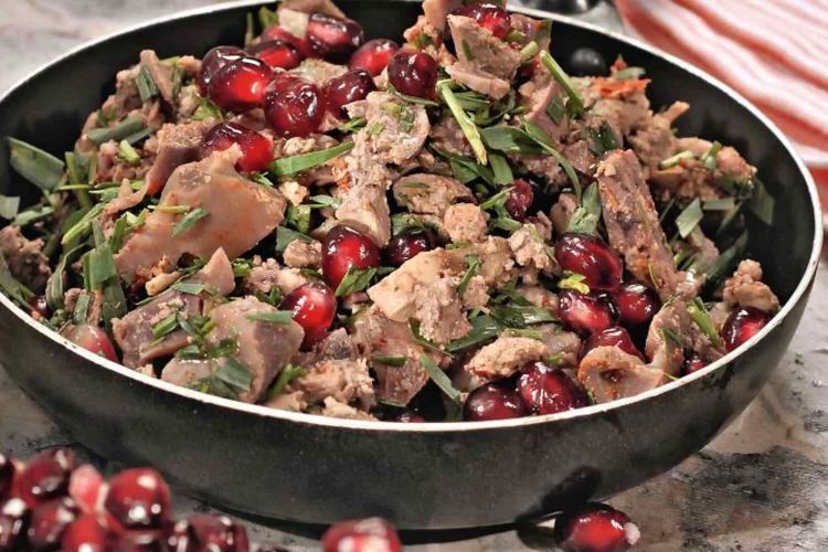 Georgischer Salat mit Hühnermägen, Nüssen und Granatapfel