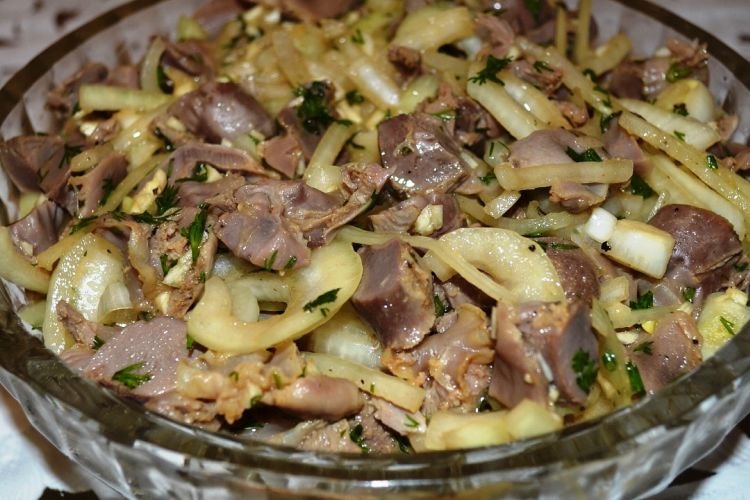 Salat aus Austernpilzen, Hühnermägen und Zwiebeln