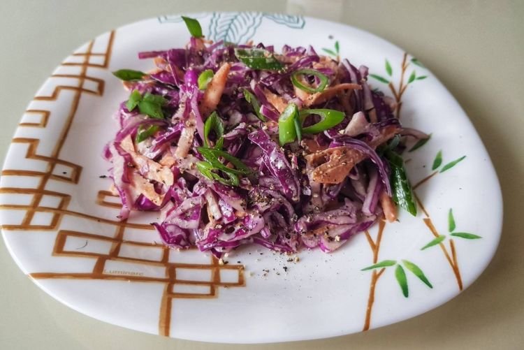 Salat mit Rotkohl, Karotten und Hühnermägen