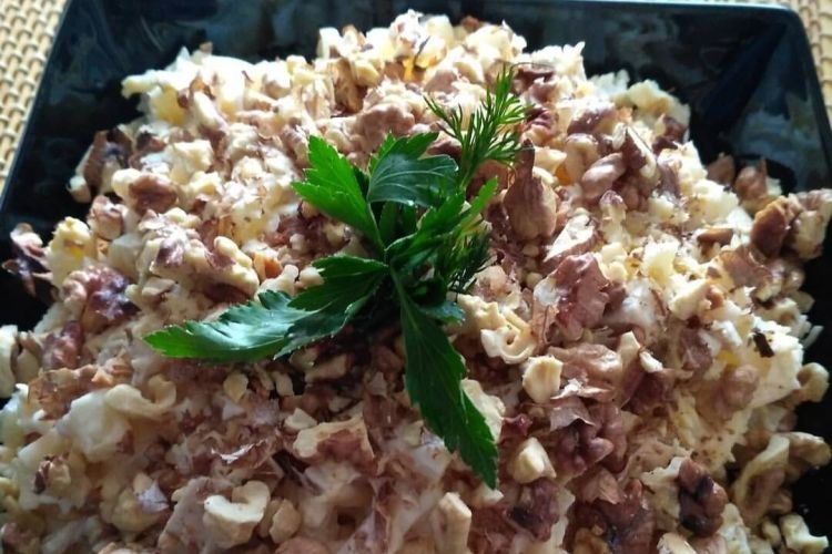 Salat aus Hühnermägen mit Hartkäse und Nüssen