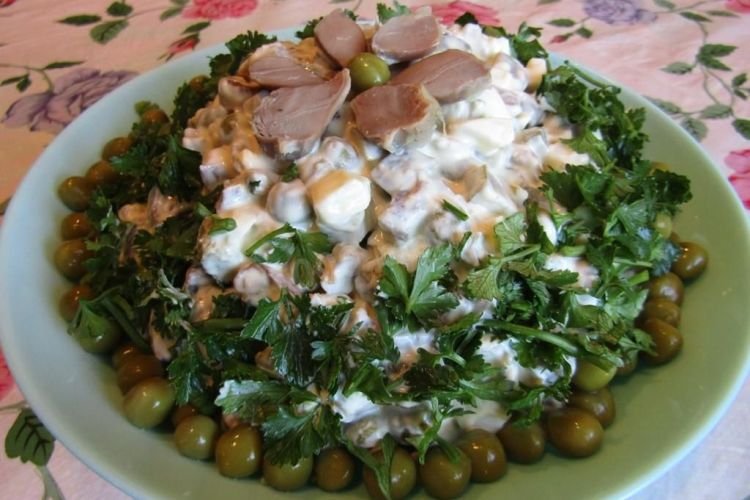 Salat mit Hühnermägen, grünen Erbsen und Salzgurken