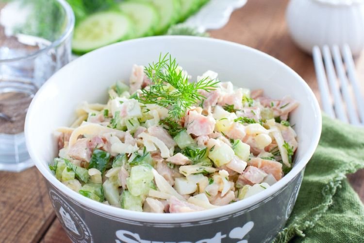 Salat mit Gurken, Hühnermägen und Sellerie