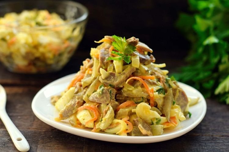 Salat aus koreanischen Karotten, Hühnermägen und Kartoffeln