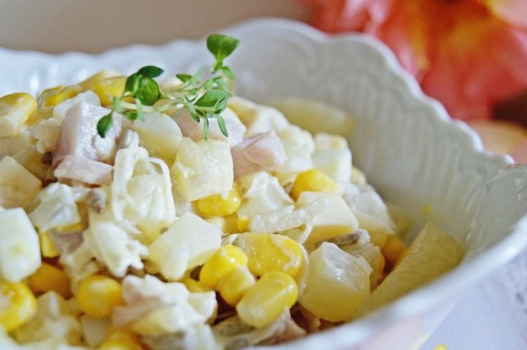 Herzhafter Salat mit Hühnermägen, Eiern und Mais