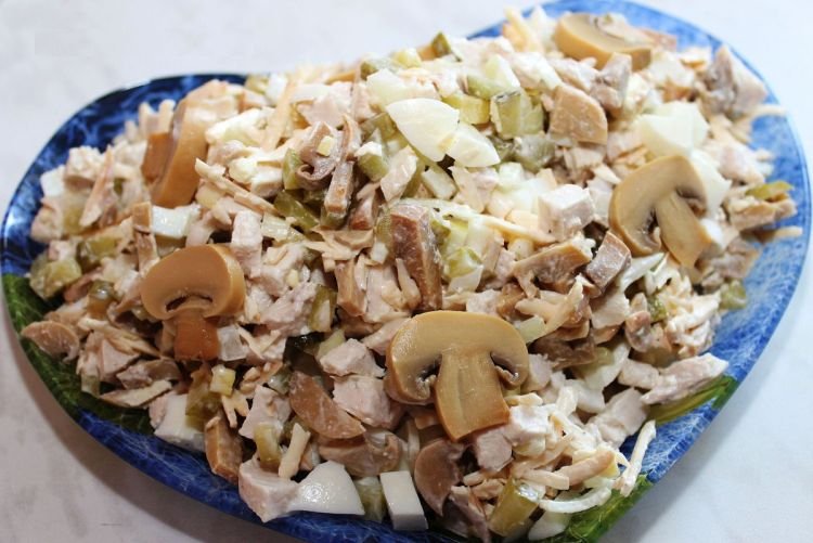 Salat mit eingelegten Champignons, Eiern und Hühnermägen
