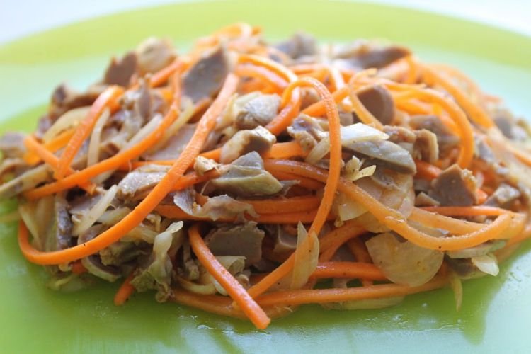 Pikant-würziger Salat mit Hühnermägen, Daikon und Karotten