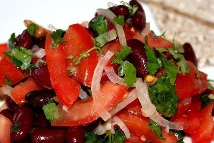 Salat aus Hühnermägen, Dosenbohnen, Tomaten und Zwiebeln