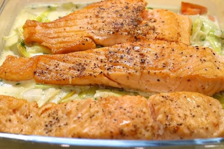 Lachs auf Zwiebelbett im Ofen