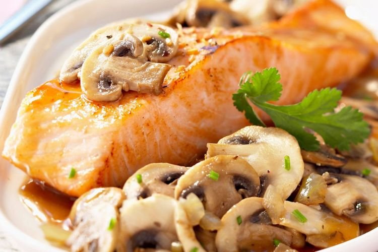 Lachs mit Champignons und Kartoffeln im Ofen