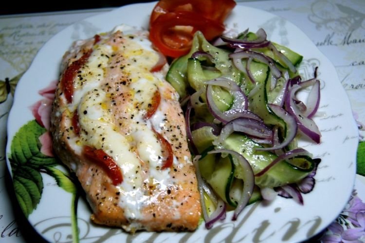 Lachs mit Mozzarella und Tomaten im Ofen