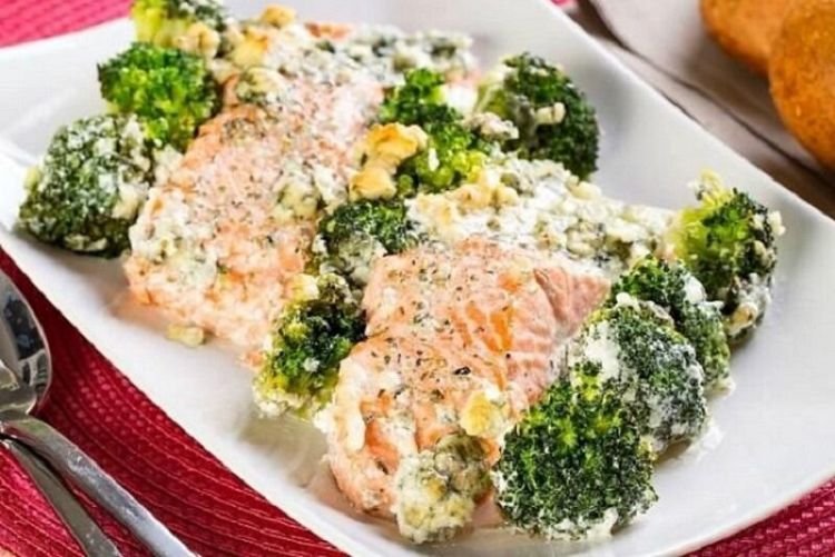 Lachs mit Brokkoli im Ofen