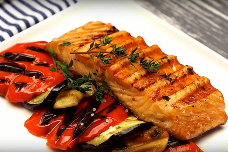 Lachs mit Auberginen und Paprika im Ofen