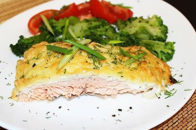 Lachs unter Käse im Ofen