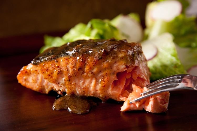 Lachs mit Ingwer, Knoblauch und Sojasauce im Ofen