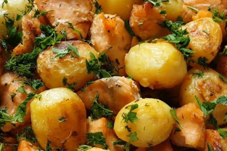 Lachs mit Kartoffeln im Ofen