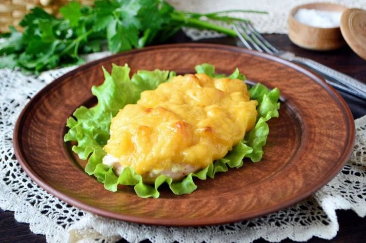 Pechuga de pollo con piña y queso al horno