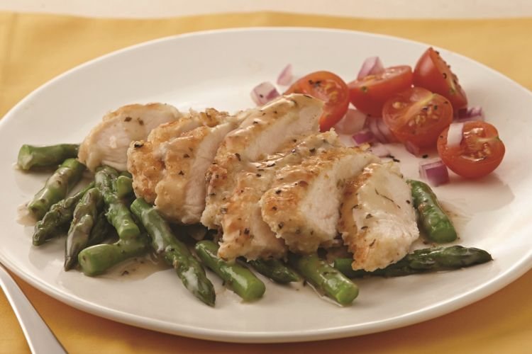 Pechuga de pollo asada con espárragos al horno